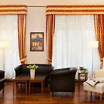 Cloister Otel