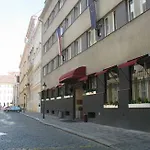 Cloister Otel